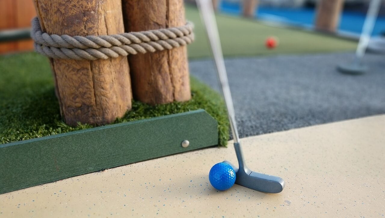 Mini golf putter