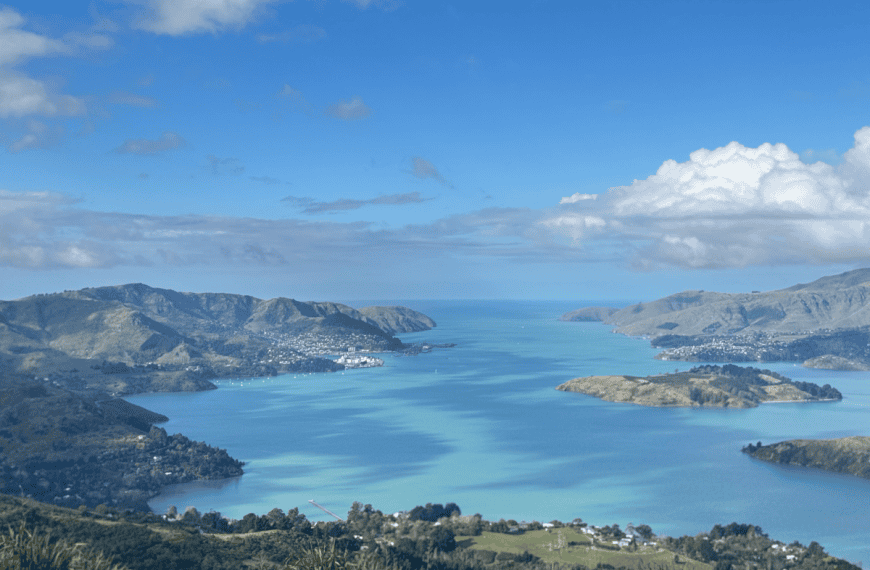 Family travel adventure across New Zealand — scenic landscapes, mountains, and coastal views from the North and South Island